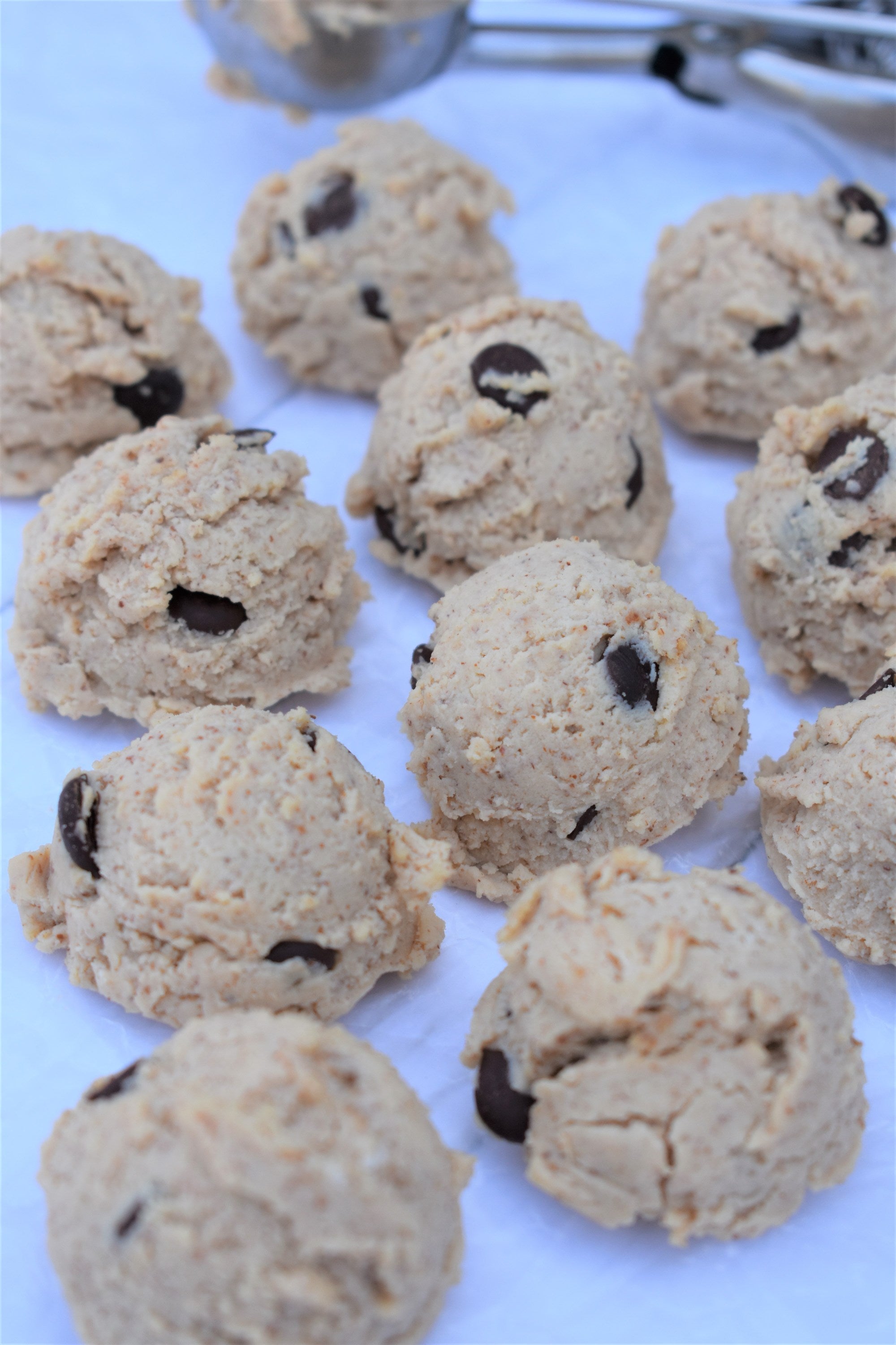 5-MINUTE CHOCOLATE CHIP COOKIE DOUGH CHEESECAKE BALLS